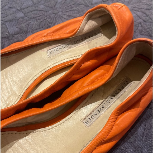 Vera Wang Lavendar label orange flats - Picture 2 of 3